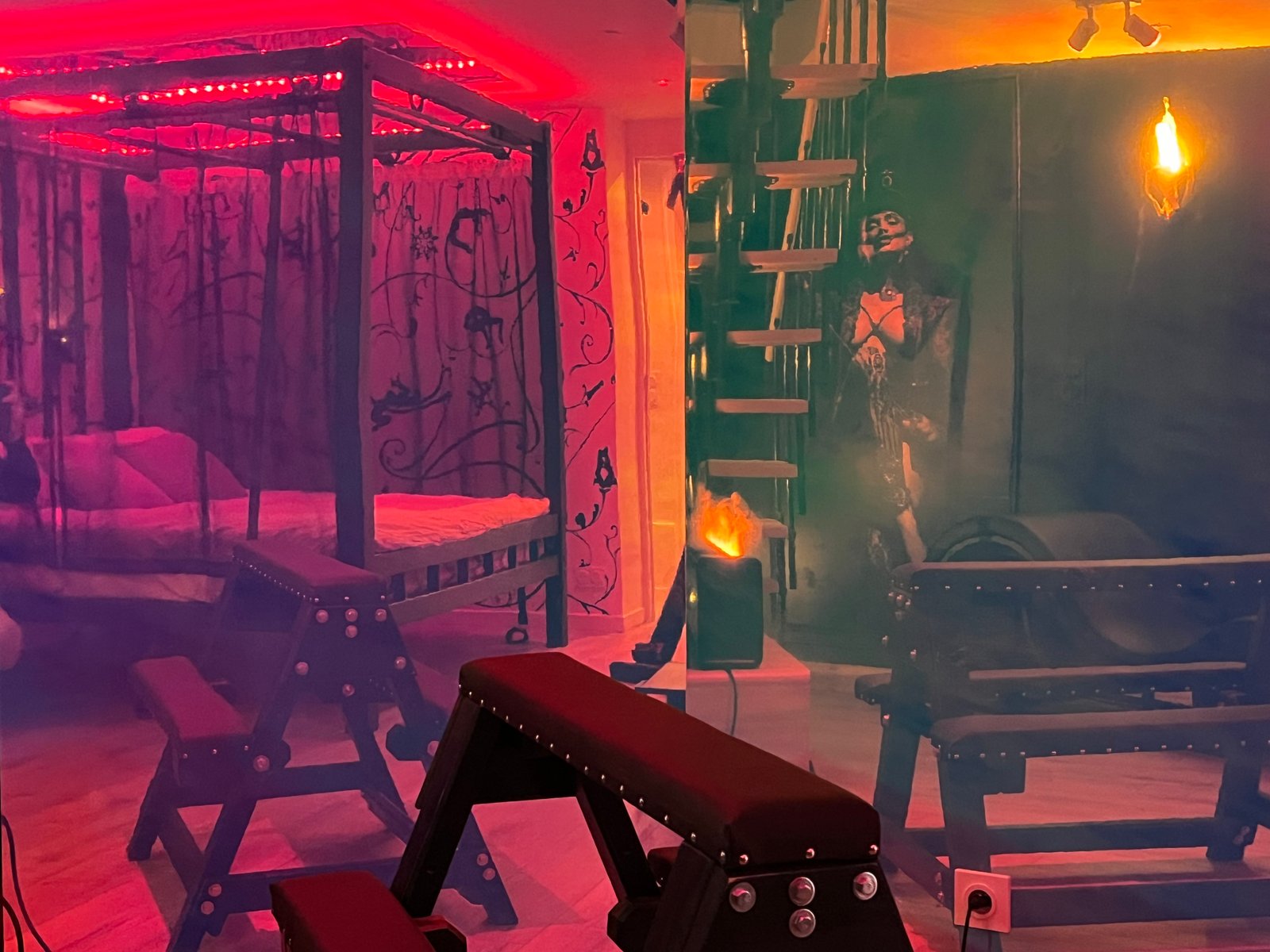 Suite Kinky Paris — banc sexuel et mobilier BDSM complet dans décor rouge velours