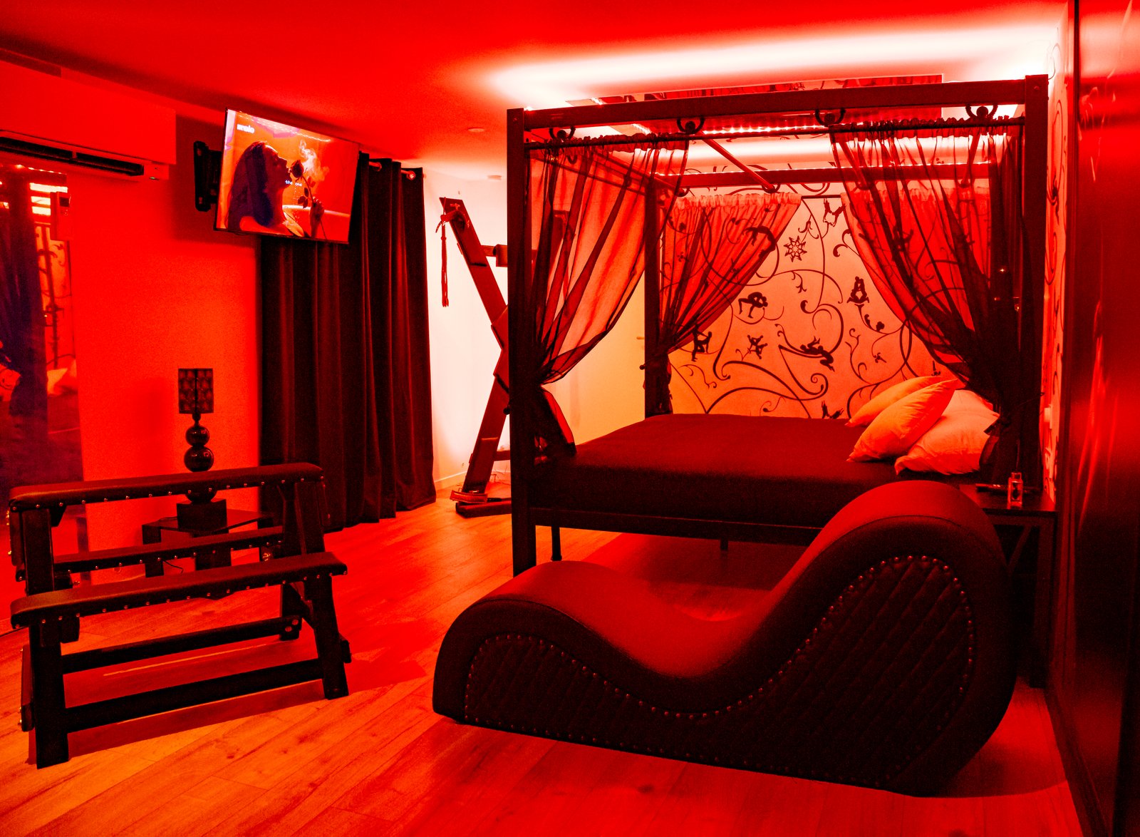 Découverte BDSM en couple — Suite Kinky Paris Enghien