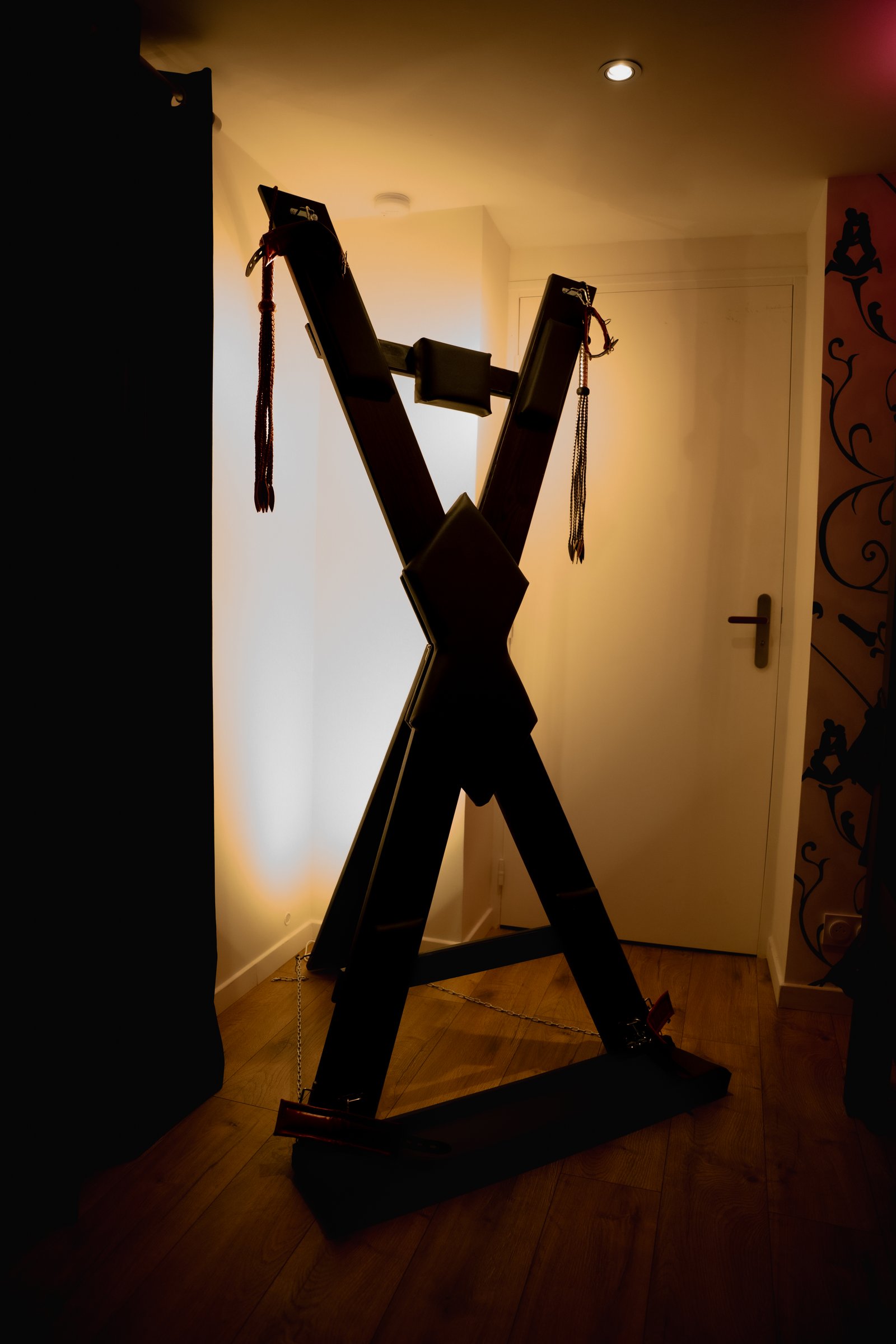 Détail croix de Saint-André — love room BDSM près de Paris