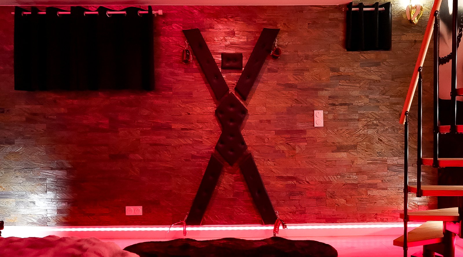 Croix de Saint-André — Suite Kinky Paris Enghien, espace BDSM de luxe