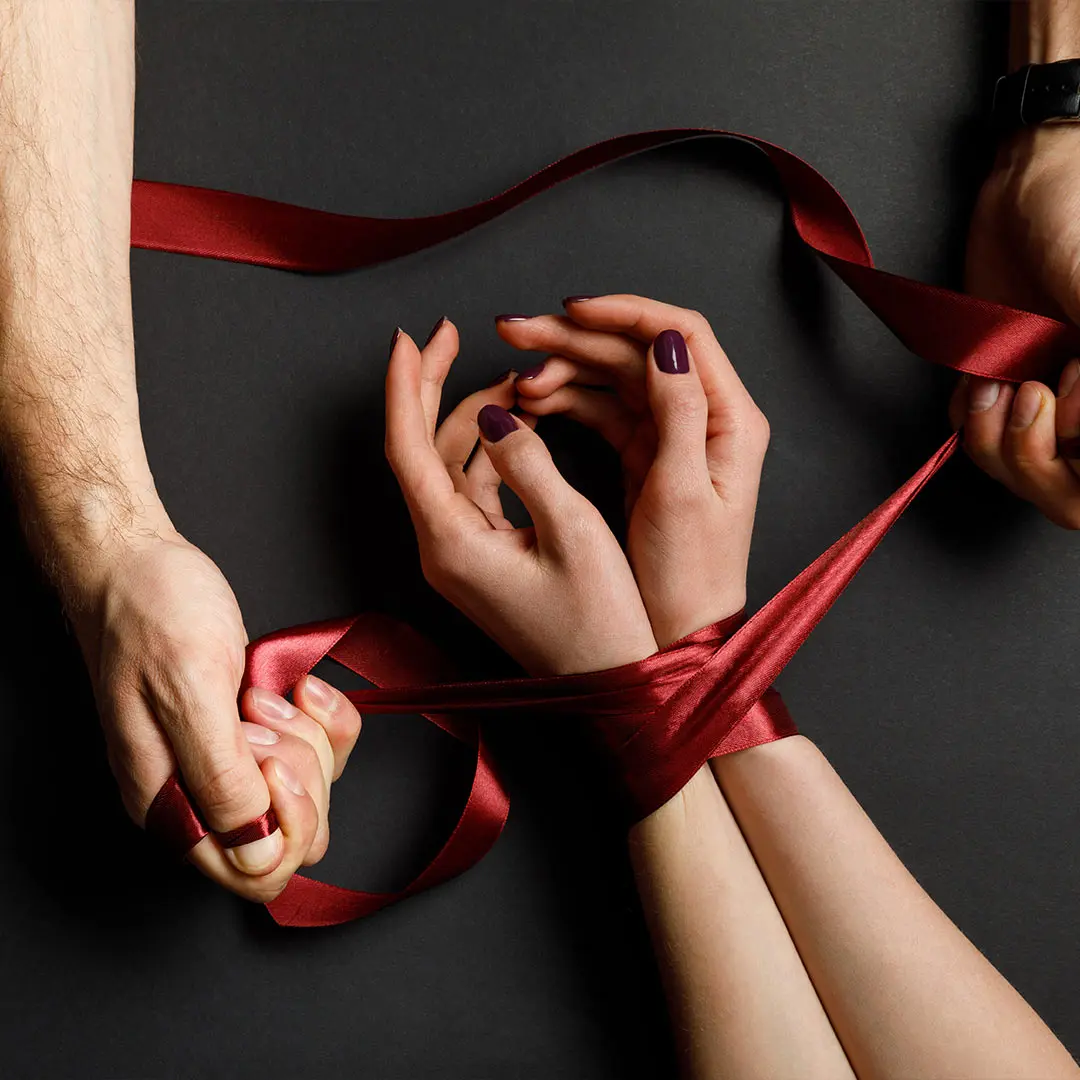Jeux de rôles en couple — initiation douce, lien de soie rouge, Suite Kinky Paris