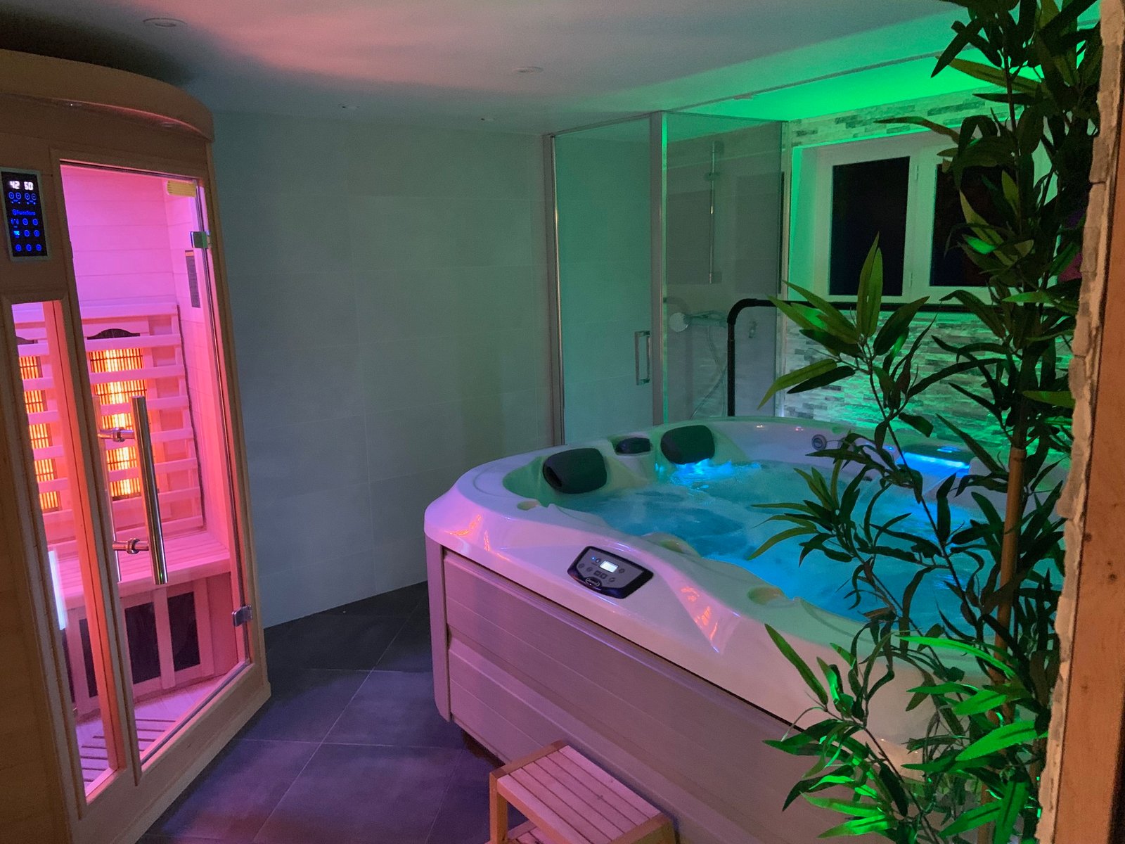 Jacuzzi® Romance — chromothérapie rouge, spa privatif proche Paris