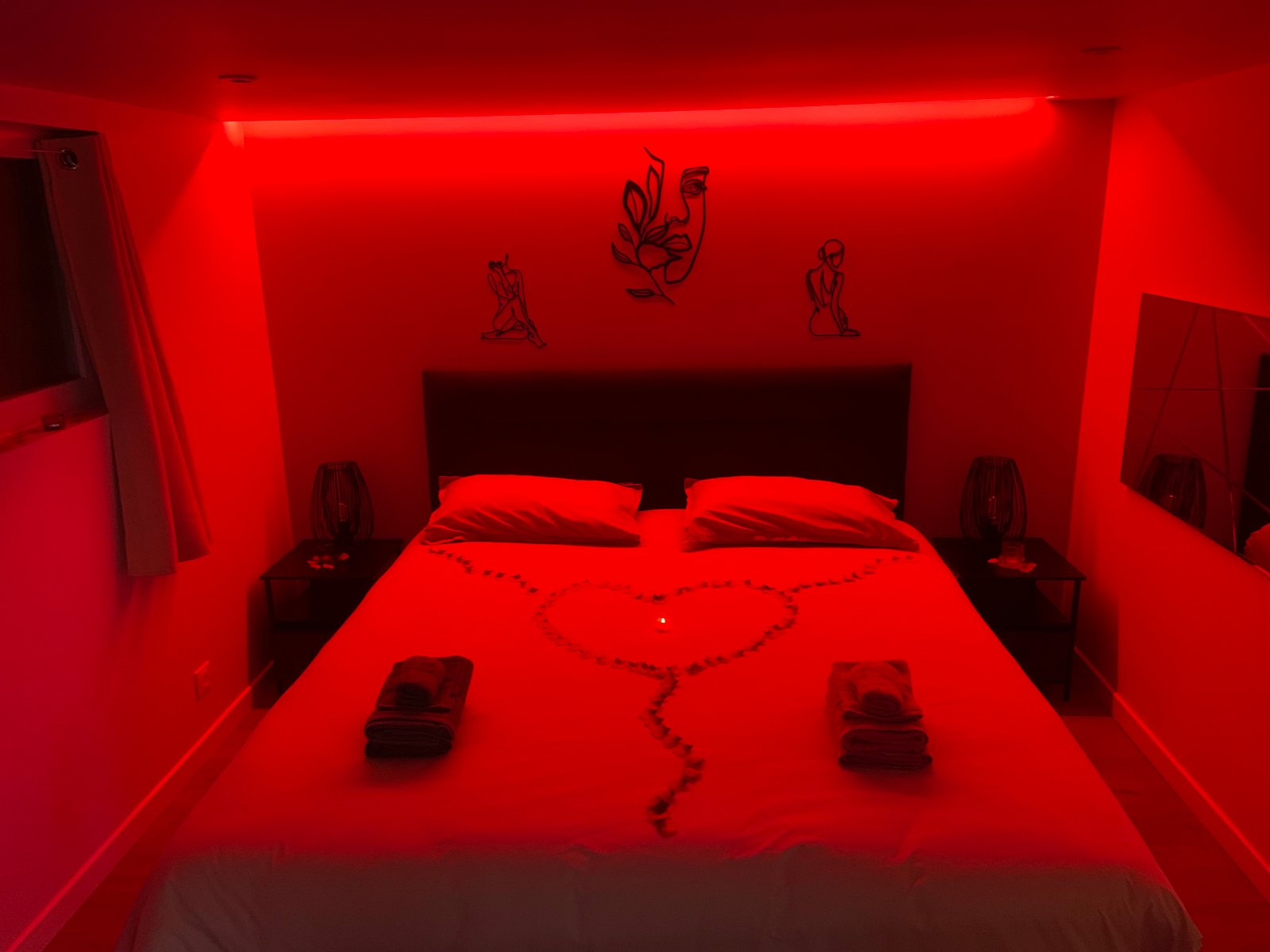 Chambre Romance Jacuzzi — ambiance nuit