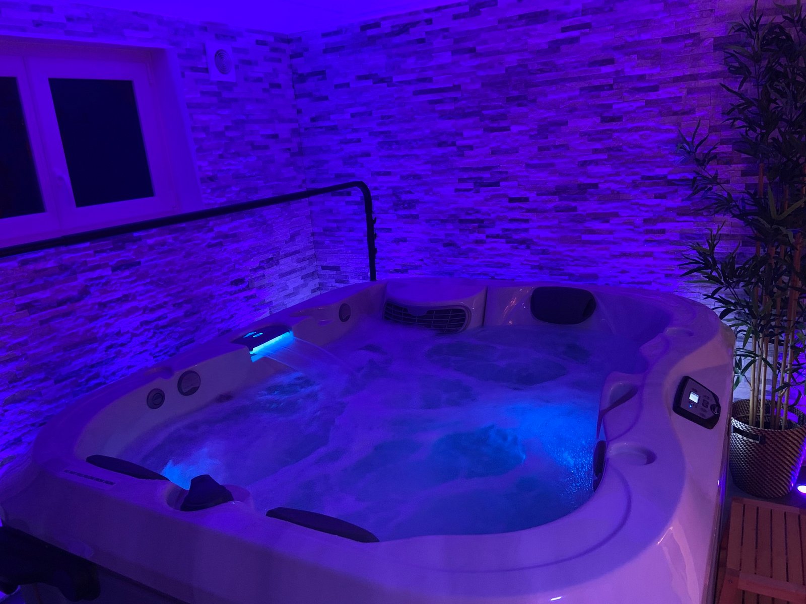 Jacuzzi® Romance — éclairage bleu, vue ensemble spa et sauna