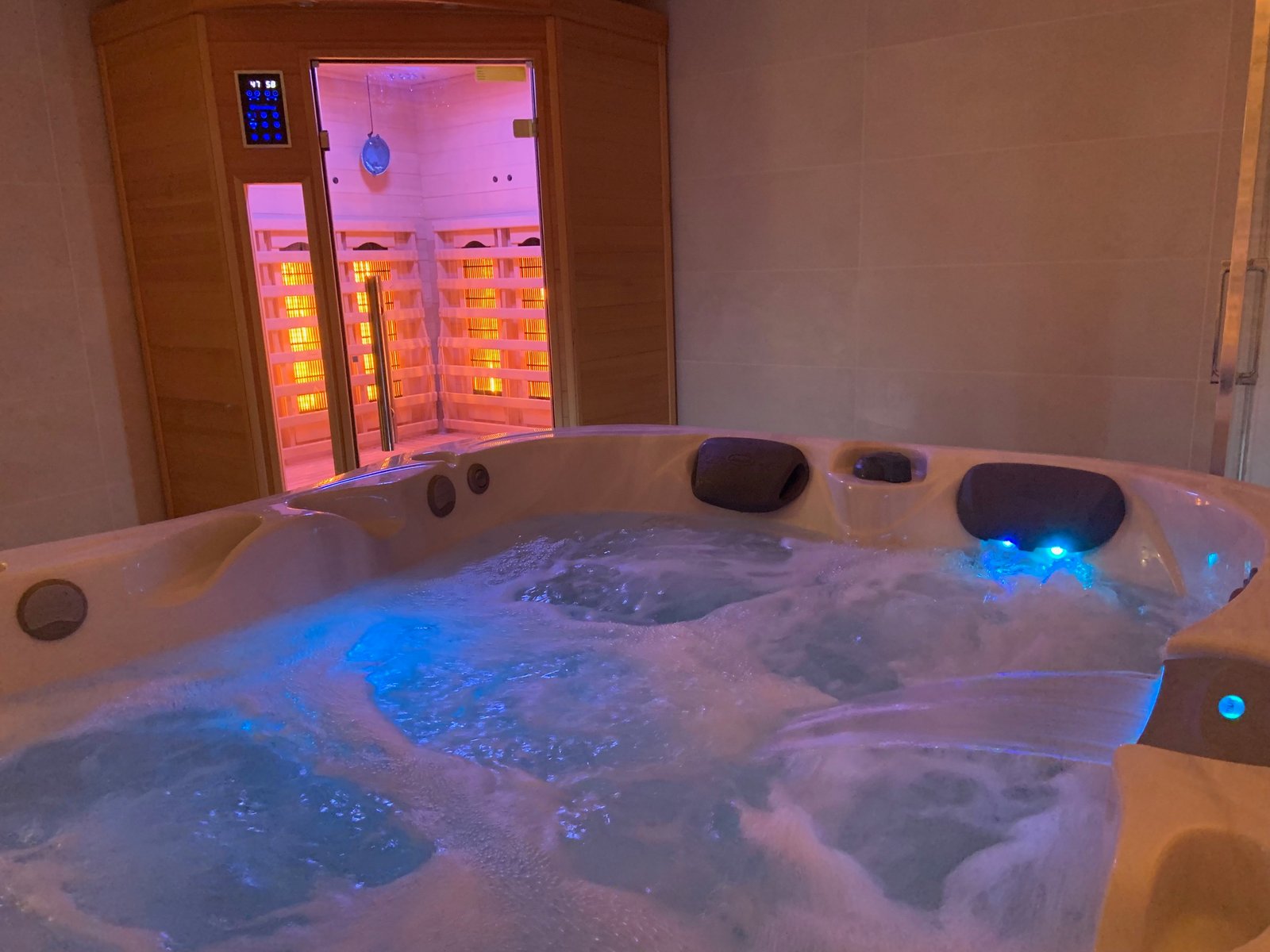 Jacuzzi® Romance — chromothérapie rouge, ambiance intimiste