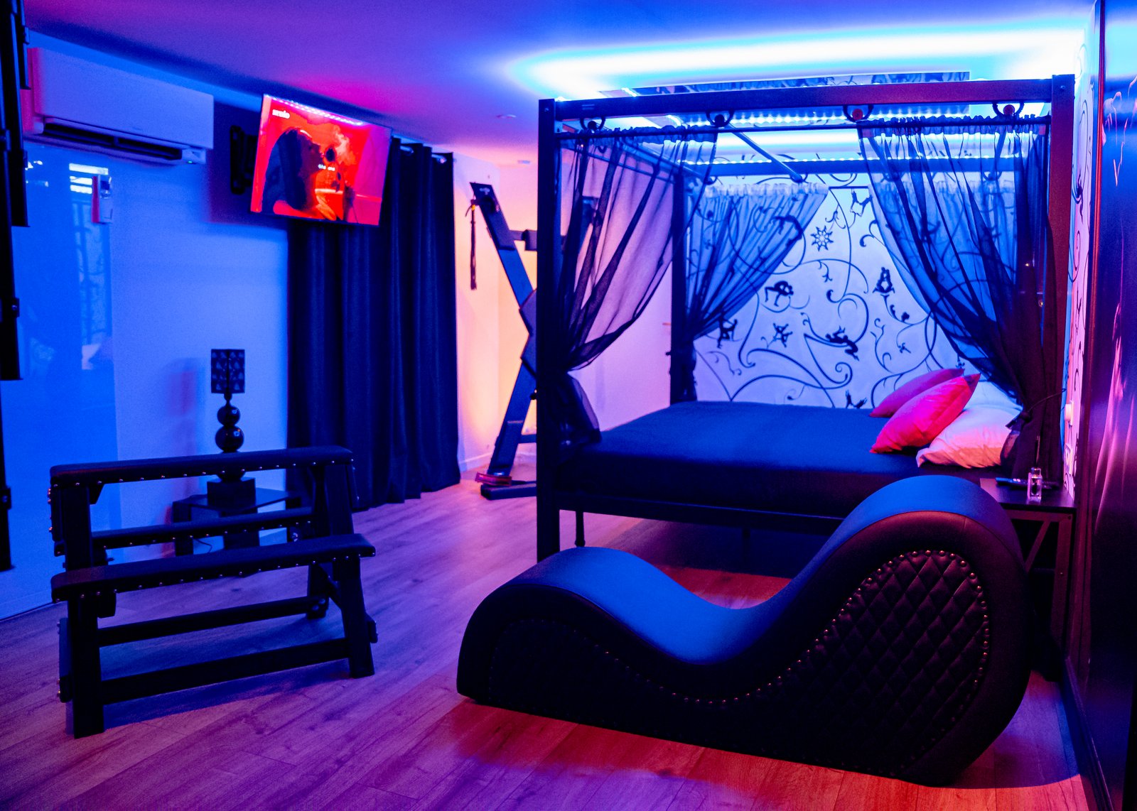 Sofa tantrique love room Paris — exploration intime couple
